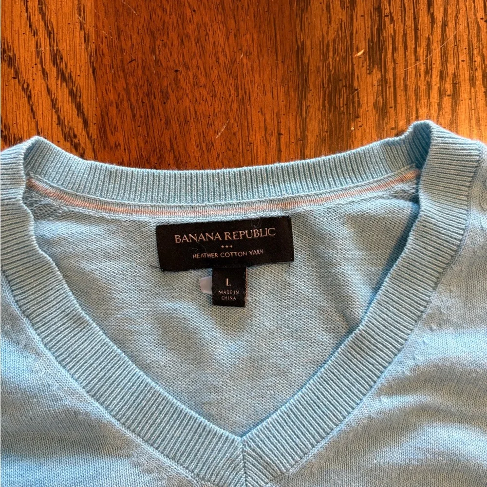 Banana Republic Men's Light Blue V-Neck Sweater - Picture 2 of 4